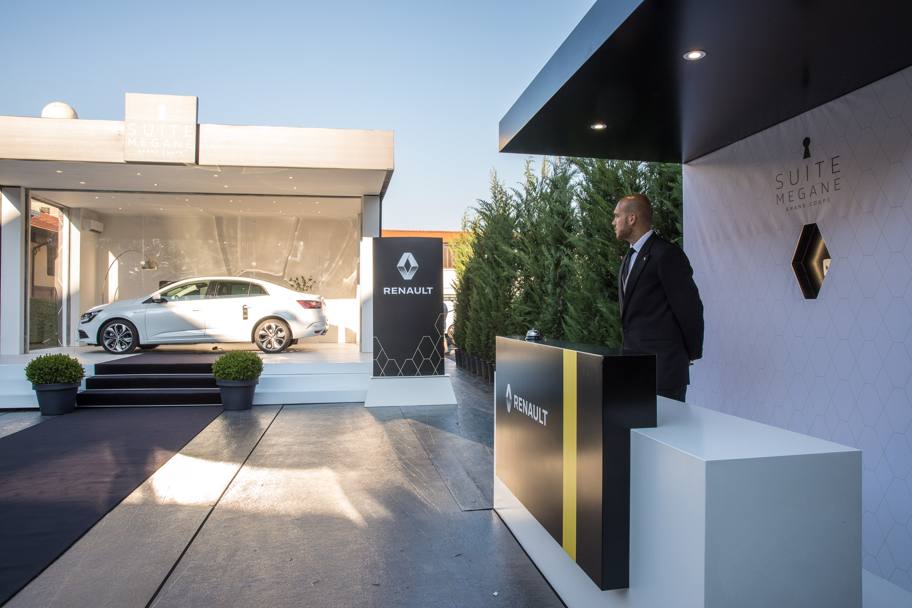 Al Salone del Mobile di Milano anche Renault  protagonista: ecco la proposta Megane in versione Suite... Pi che un&#39;automobile, un&#39;idea di spazio: la camera  prenotabile online. Ecco le foto della proposta Renault 